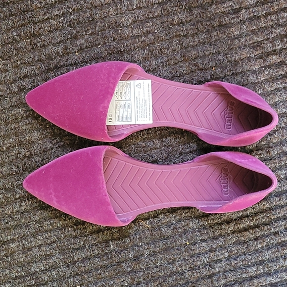 Native Audrey velvet flats nwt